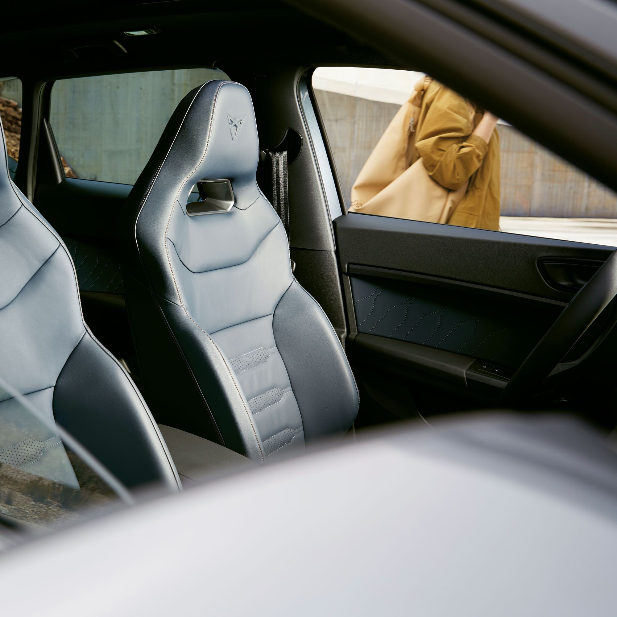 Nahaufnahme der Schalensitze im CUPRA Ateca, gefertigt aus Petrol Blue Echtleder für einen zeitlosen, hochwertigen Look.