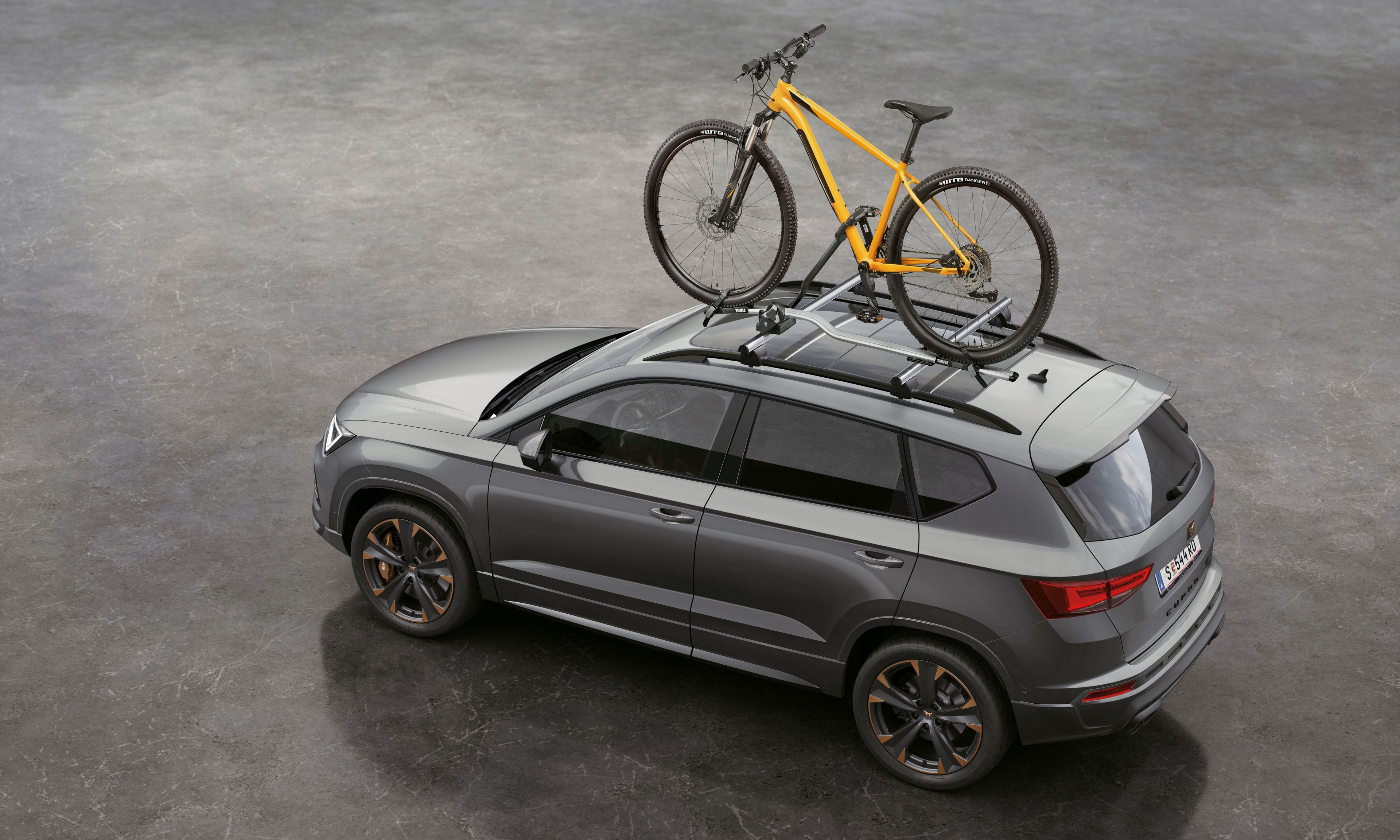 CUPRA Ateca ausgestattet mit einem speziell entwickelten Fahrradträger für das Dach, bereit für ein abenteuerliches Reiseerlebnis.