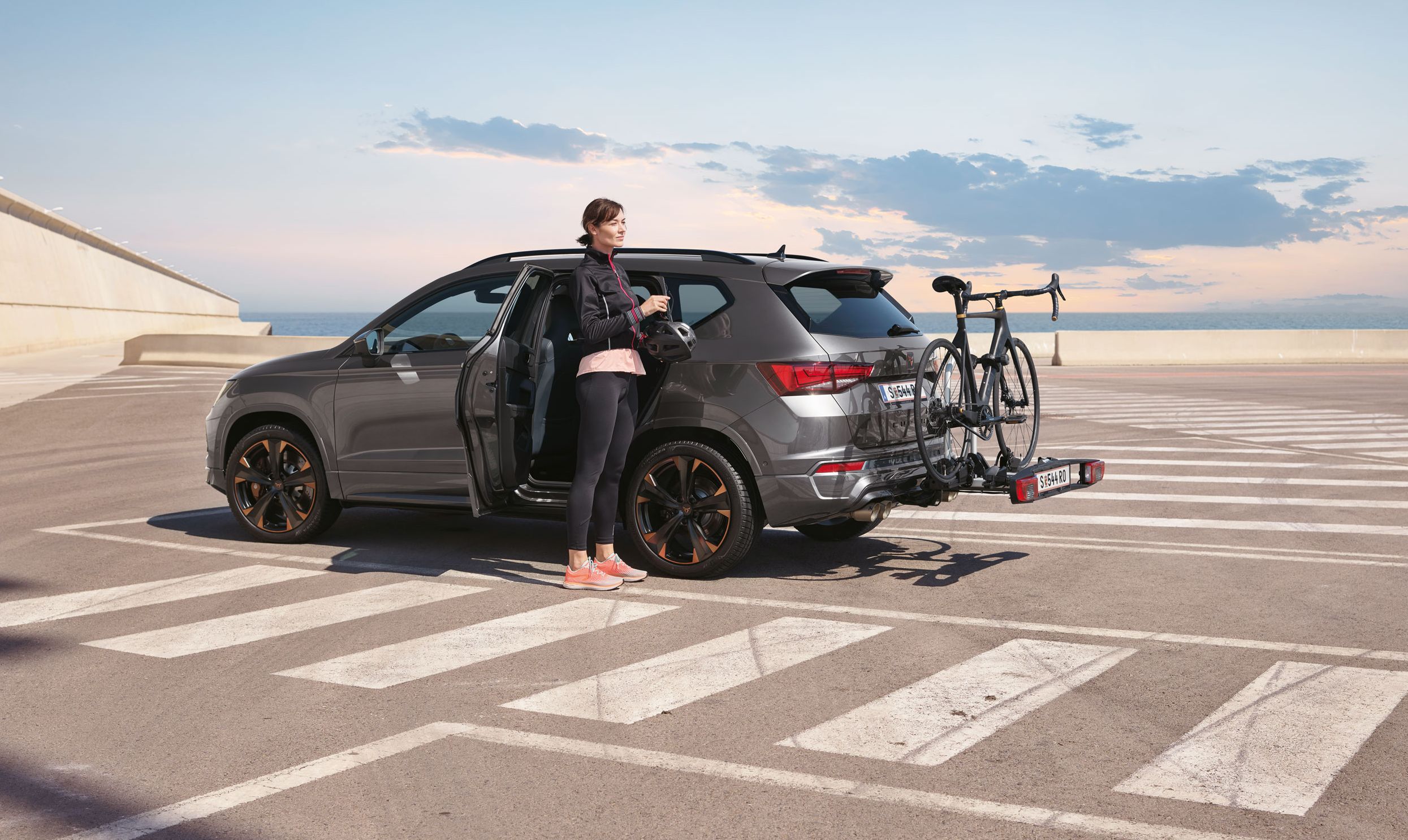 CUPRA Ateca mit neu gestaltetem Anhängerdachträger, der Platz für bis zu zwei Fahrräder bietet und die Möglichkeiten für Outdoor-Abenteuer zeigt.