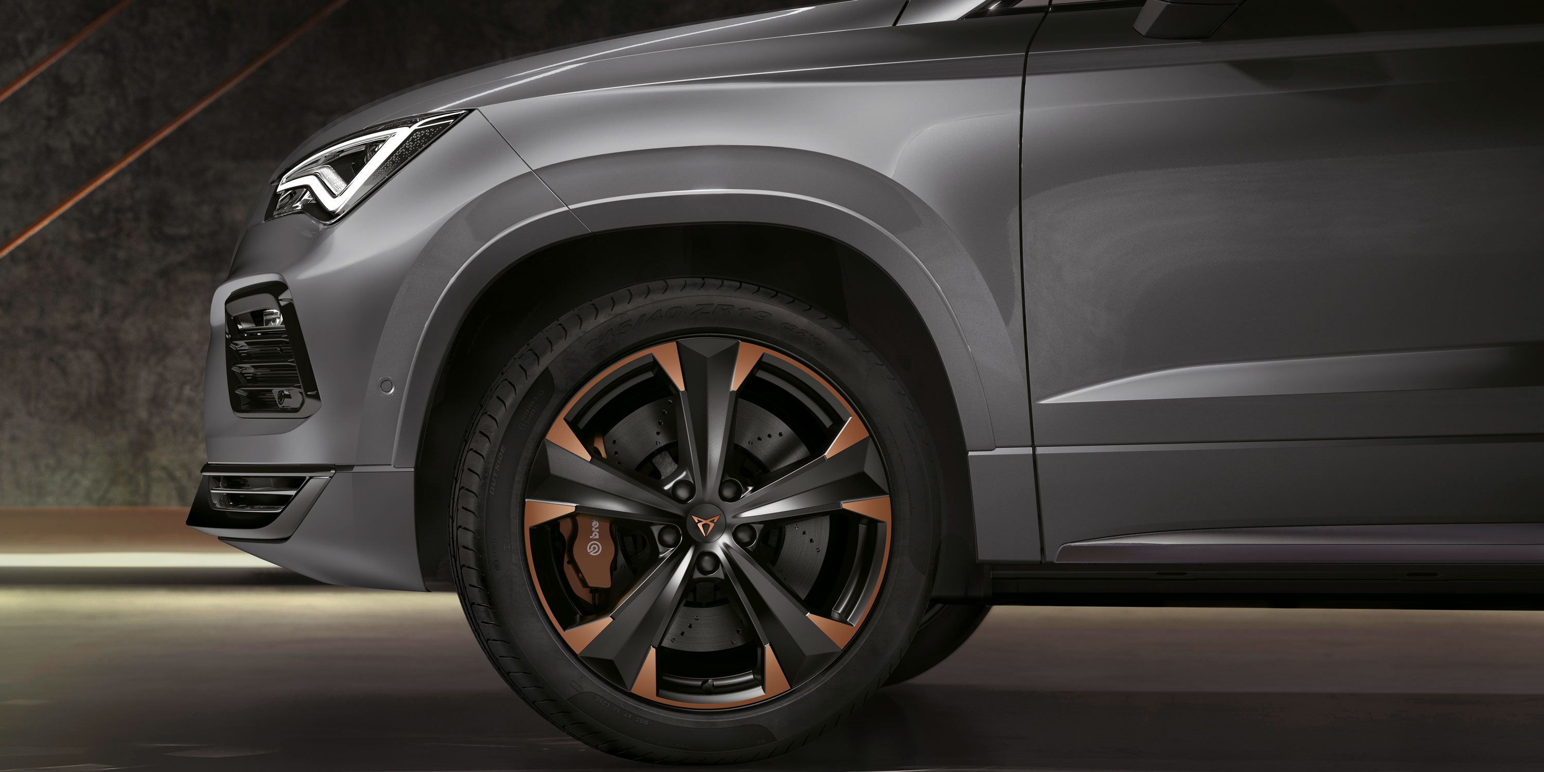 Nahaufnahme der Hochleistungsbremsen des CUPRA Ateca mit Brembo-Bremssätteln, die preisgekrönte Bremskraft bieten.