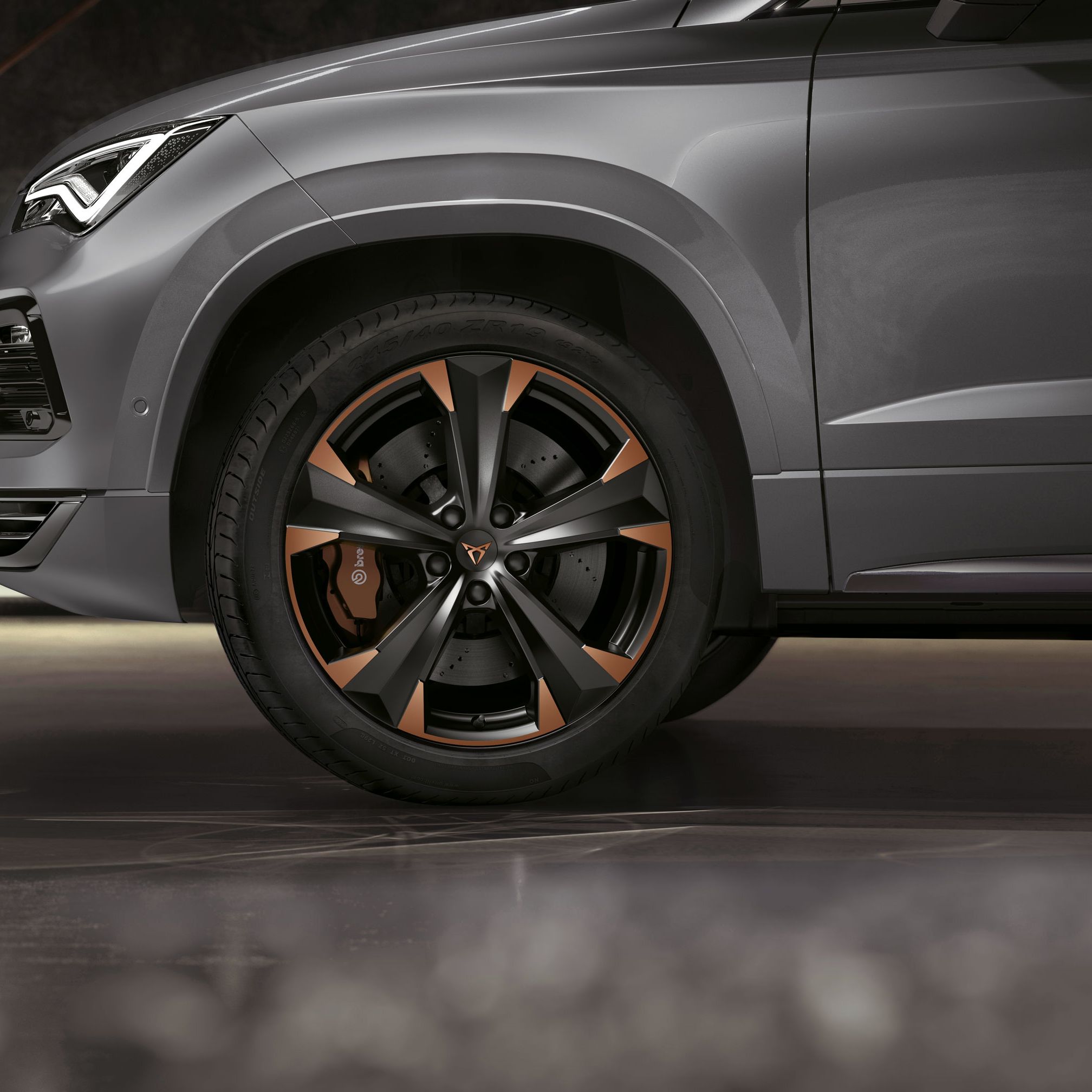 Nahaufnahme der Hochleistungsbremsen des CUPRA Ateca mit Brembo-Bremssätteln, die preisgekrönte Bremskraft bieten.