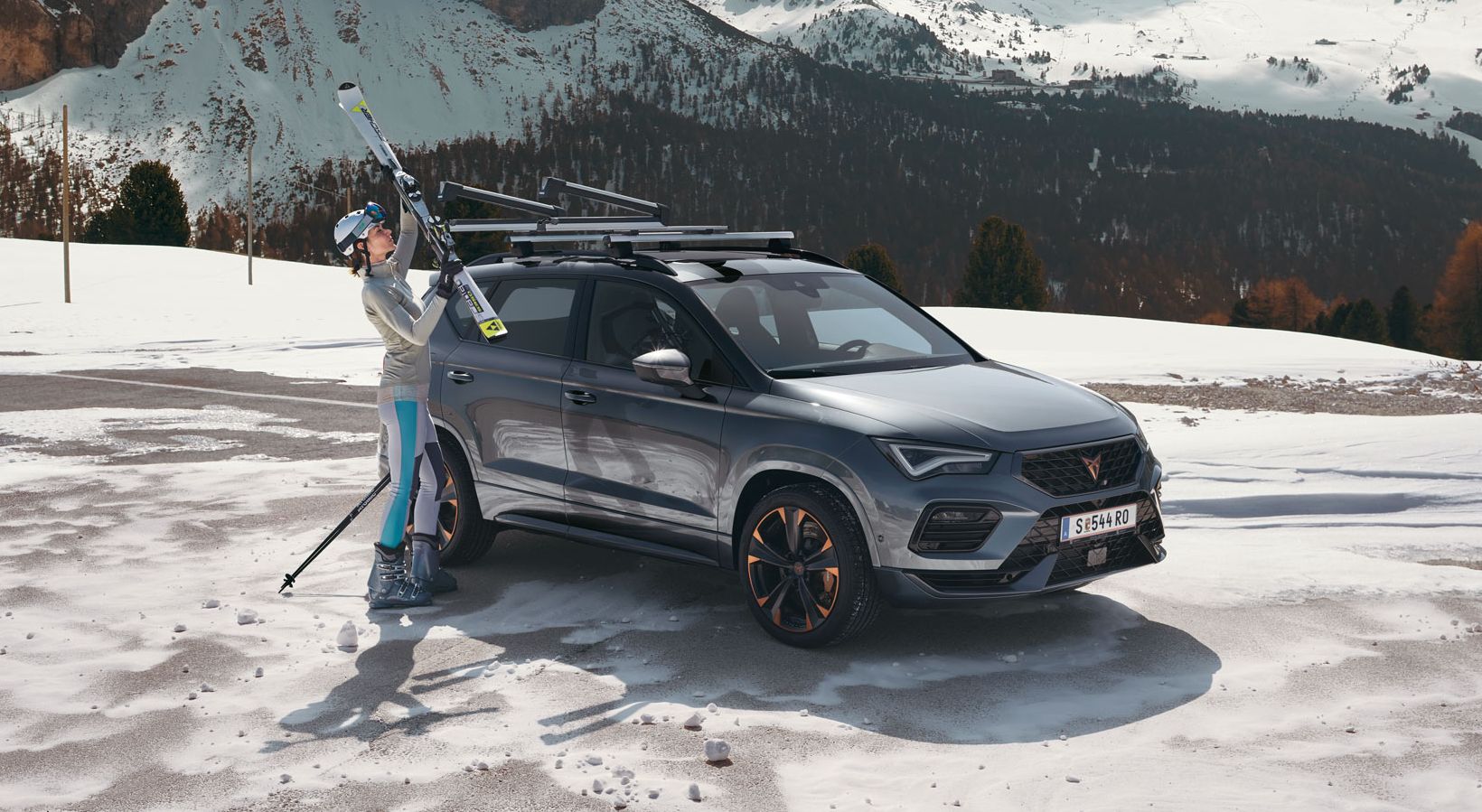 CUPRA Ateca in einer verschneiten Umgebung, ausgestattet mit einem Skiträger X-Tender, der sich bequem herausziehen lässt, um das Skiladen zu erleichtern.