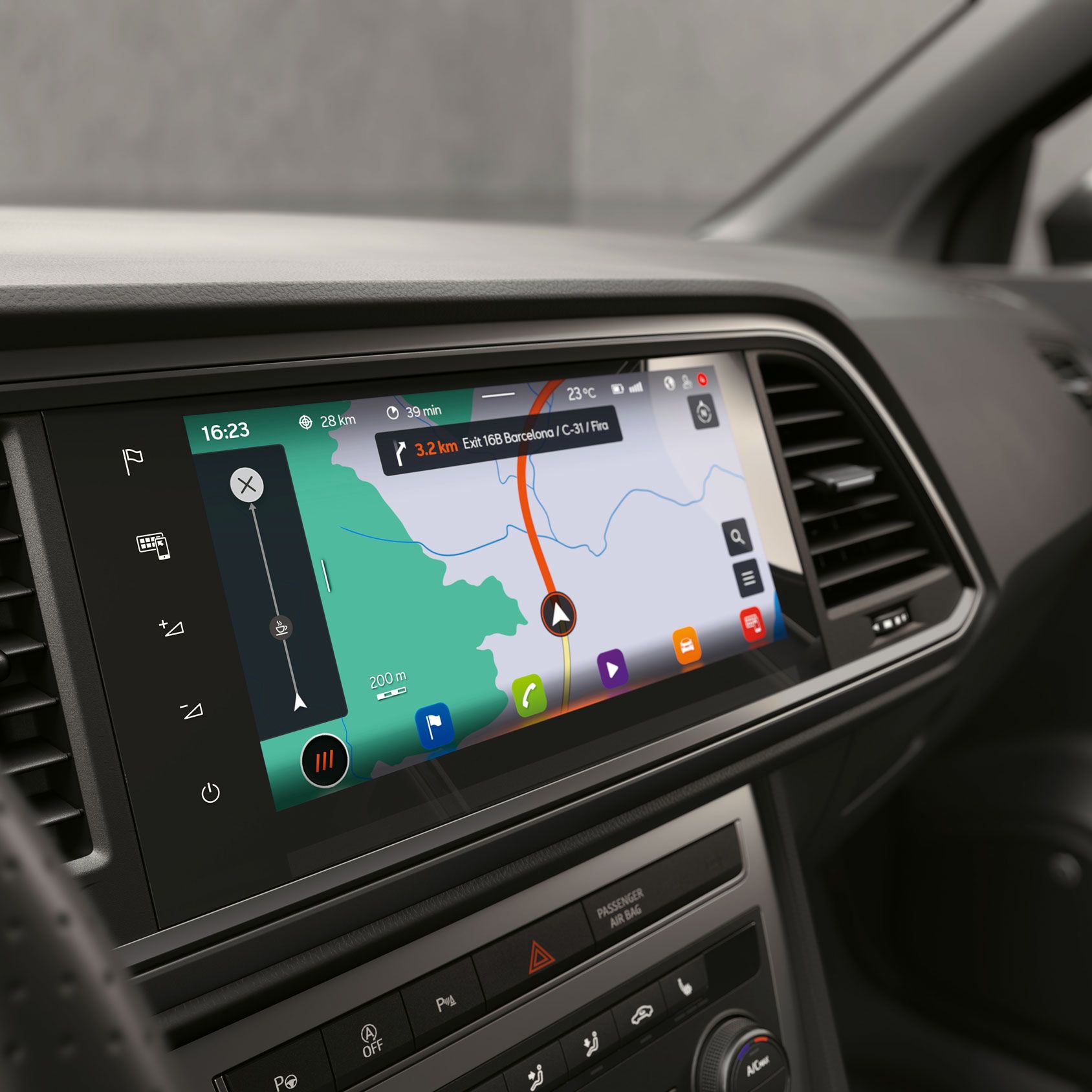 Nahaufnahme des 9,2" Navi Systems im CUPRA Ateca, das die vollständig online verfügbare Navigation mit klarer und detaillierter Kartenanzeige für präzise Routenführung zeigt.