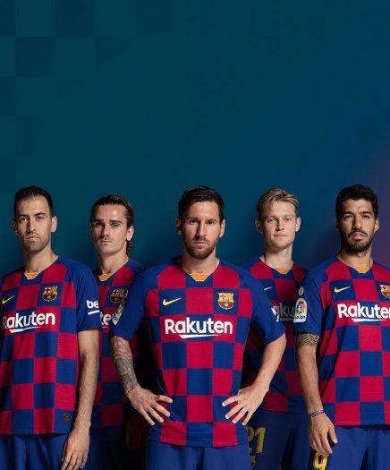 Auf dem Bild sind 5 Fussballer im Rot-Blauen Barcelona Trickot
