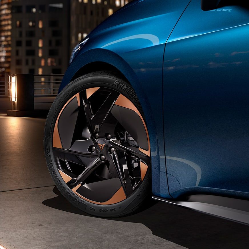 CUPRA Born Lava-Blau mit 20" Aero Copper Felge 