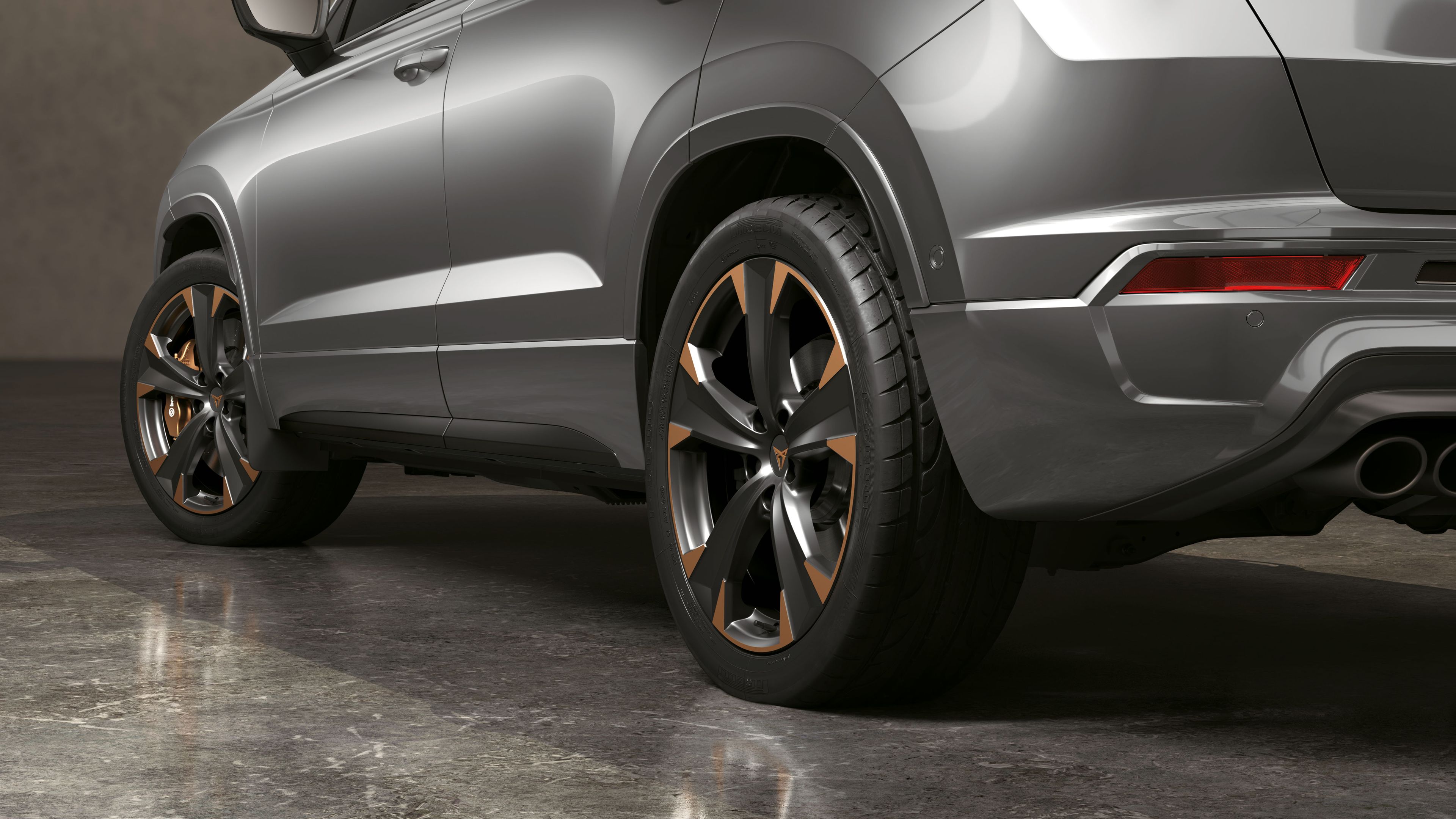 CUPRA Ateca mit schützenden vorderen Spritzschutz, der entwickelt wurde, um Schmutz zu vermeiden und die Unterseite des Fahrzeugs vor gefährlichen Stößen zu schützen.