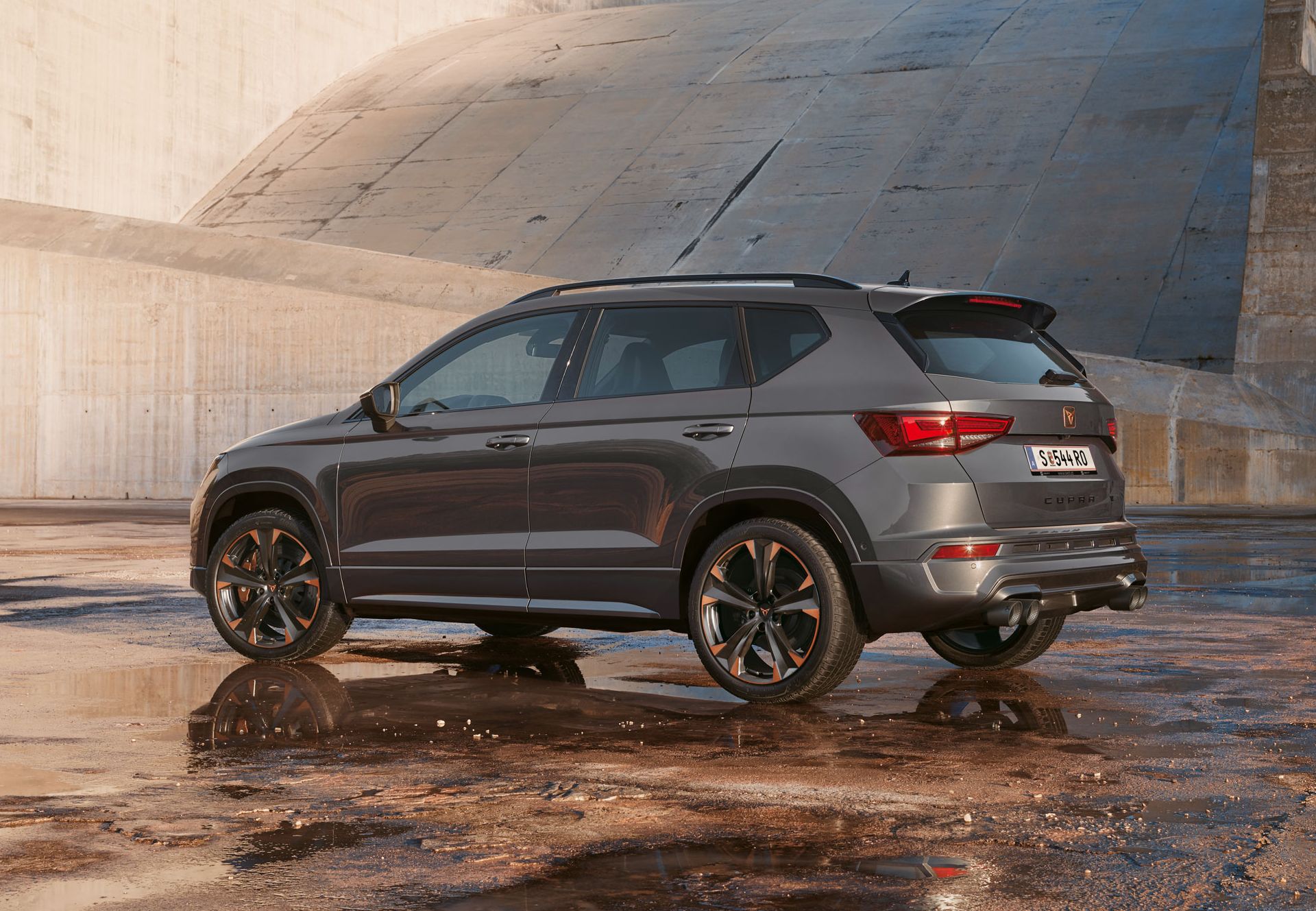 Rückansicht des CUPRA Ateca, der seine Qualität, Geräumigkeit und sein modernes Außendesign hervorhebt.